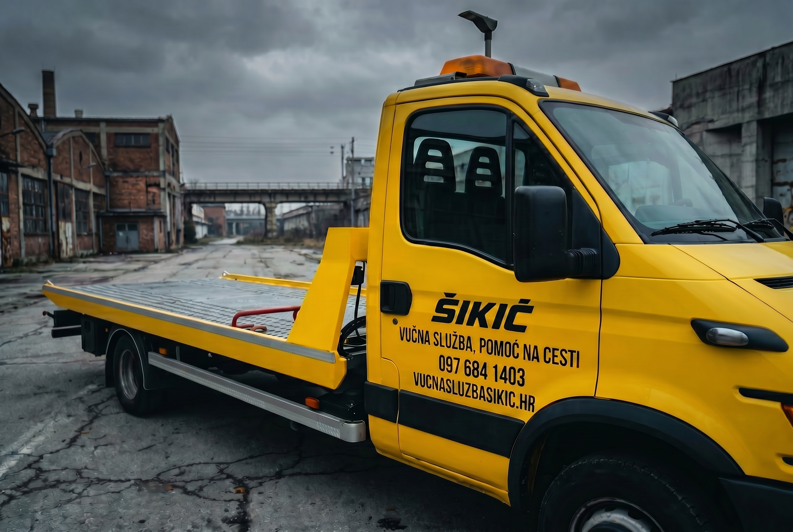 Detalj kabine žutog auto šlepa Vučne službe Šikić s crnim natpisima